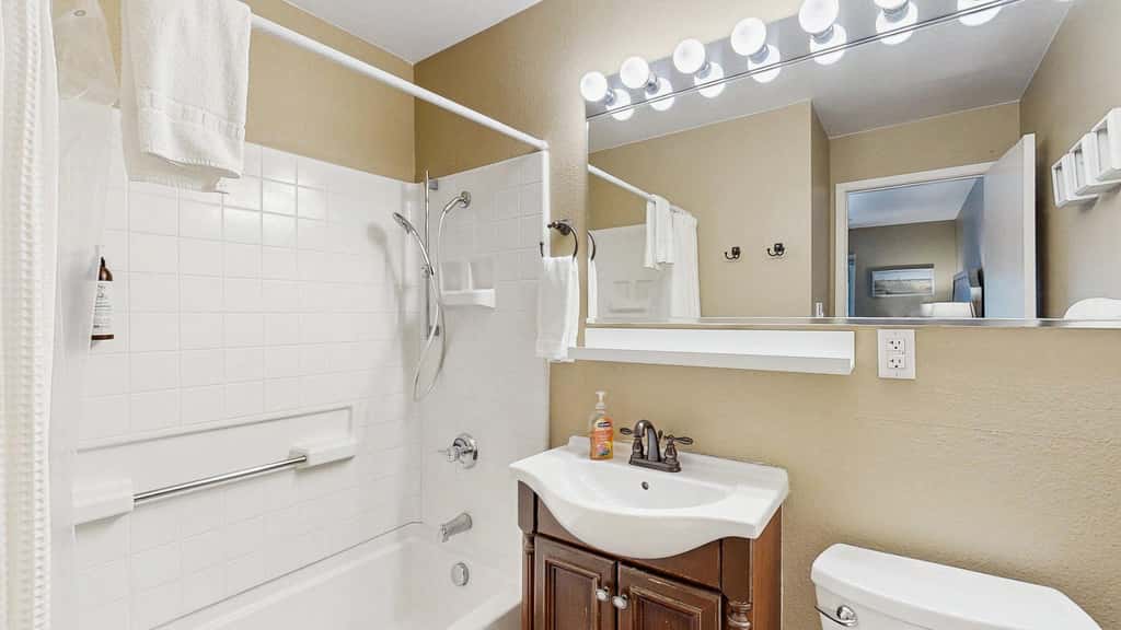 Lakefront McCall Condo, Pool, Beach, Walk to Town