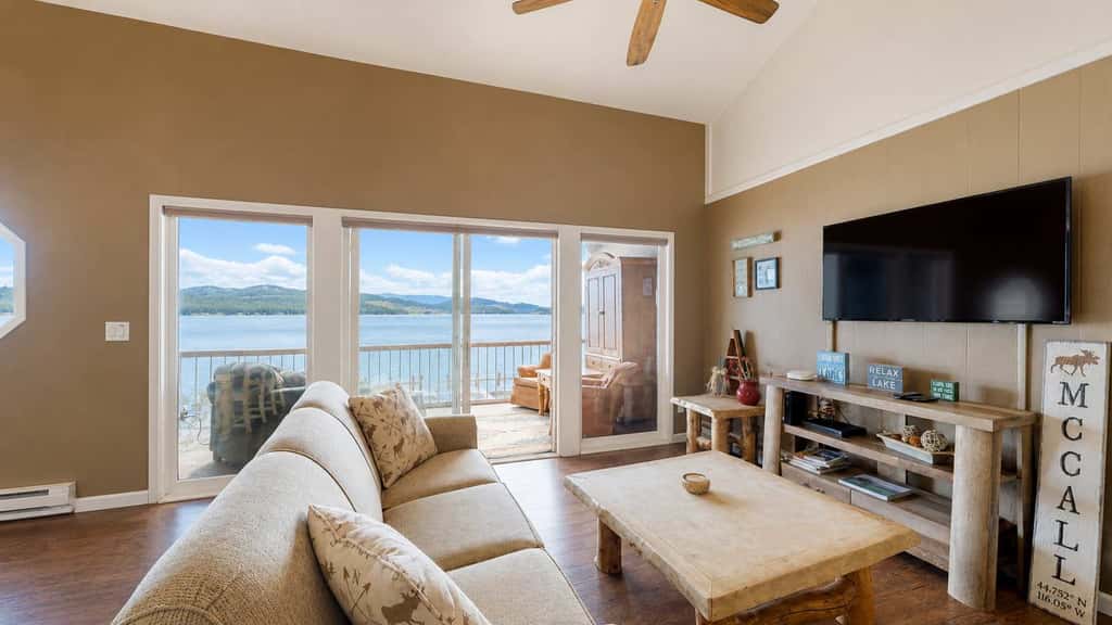 Lakefront McCall Condo, Pool, Beach, Walk to Town
