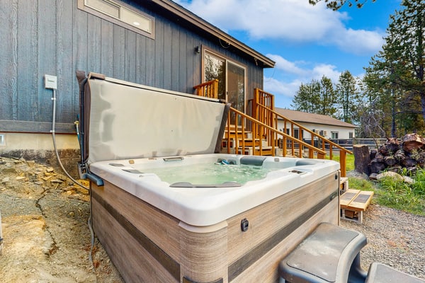 Beautiful modern retreat, family-focused cabin on the edge of a 100-acre meadow in Donnelly. Designed for comfort and connection, with a hot tub, fire pit, air conditioning, and parking for boat trailers. Just one mile to Lake Cascade and downtown Donnelly, with easy access to Tamarack Resort and McCall.