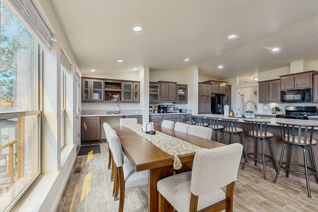 Donnelly Home, Hot Tub, AC, Fire Pit,Extra Parking