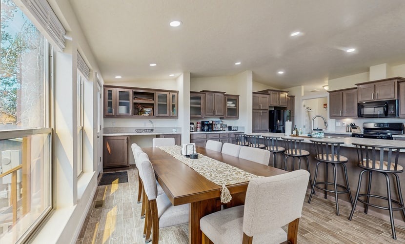 Beautiful modern retreat, family-focused cabin on the edge of a 100-acre meadow in Donnelly. Designed for comfort and connection, with a hot tub, fire pit, air conditioning, and parking for boat trailers. Just one mile to Lake Cascade and downtown Donnelly, with easy access to Tamarack Resort and McCall.
