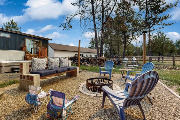 Beautiful modern retreat, family-focused cabin on the edge of a 100-acre meadow in Donnelly. Designed for comfort and connection, with a hot tub, fire pit, air conditioning, and parking for boat trailers. Just one mile to Lake Cascade and downtown Donnelly, with easy access to Tamarack Resort and McCall.