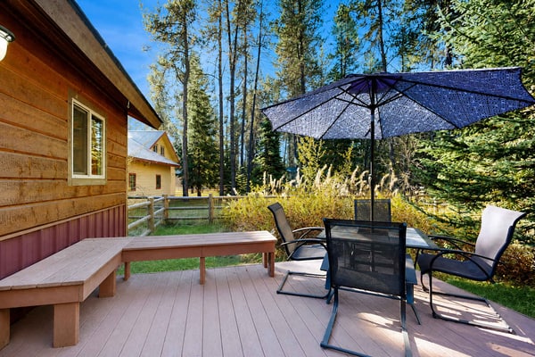 Just 5 minutes from Lake Cascade and downtown Donnelly, this pet-friendly cabin offers a comfortable stay with a fully fenced yard and outdoor deck. With three bedrooms and a sleeper sofa, it’s a great fit for families or small groups traveling with dogs. Enjoy easy access to the lake, Tamarack, and McCall, then come back to a relaxed space to unwind.