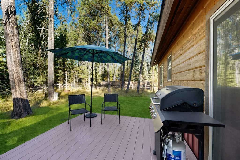 Just 5 minutes from Lake Cascade and downtown Donnelly, this pet-friendly cabin offers a comfortable stay with a fully fenced yard and outdoor deck. With three bedrooms and a sleeper sofa, it’s a great fit for families or small groups traveling with dogs. Enjoy easy access to the lake, Tamarack, and McCall, then come back to a relaxed space to unwind.