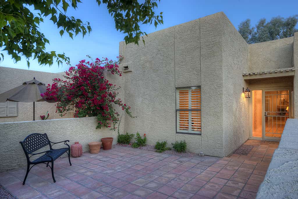 Cactus Retreat Modern 2 bedroom Condo/ Community Pool/ Great Location in Scottsdale