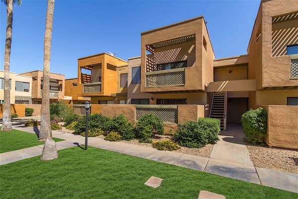 Endless Summer Modern 2 Bedroom Condo/ Community Pool/ Jacuzzi/ Scottsdale