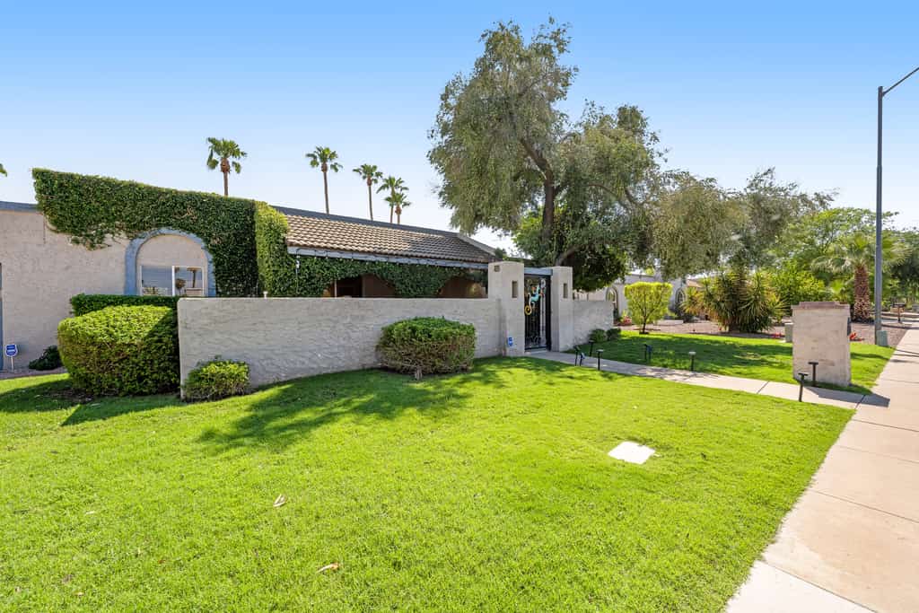 Quiet Scottsdale retreat with enclosed yard, pool, patio, grill, game room & W/D