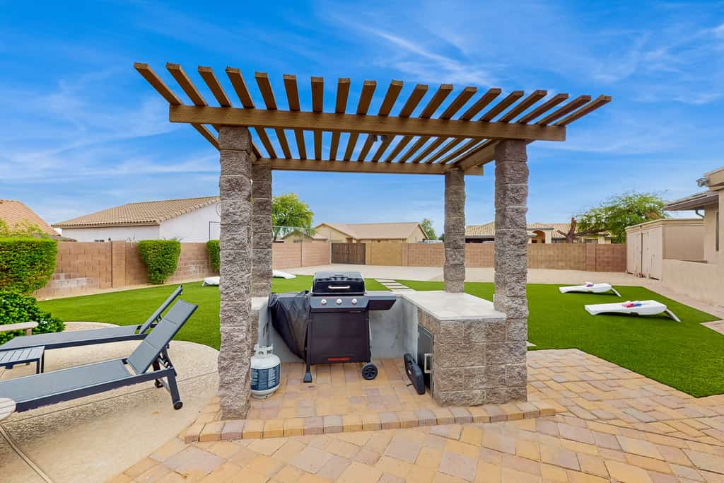 Peoria Paradise: Poolside Vibes & Family Good Times. Spacious Backyard with Pool