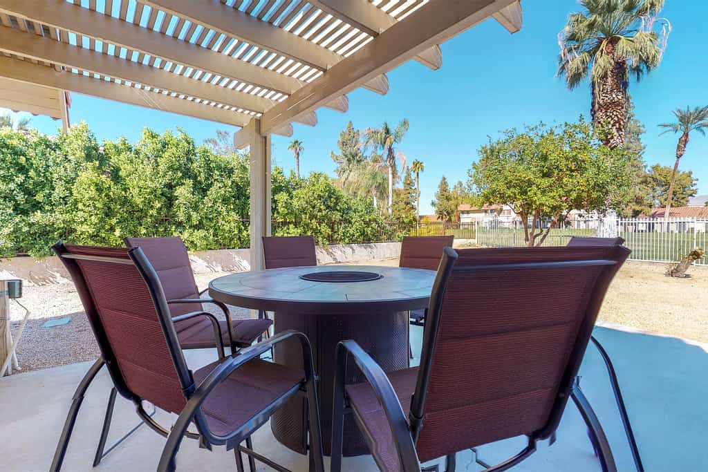 Golf course home w/ ping-pong & foosball - two miles from fairgrounds - dogs OK