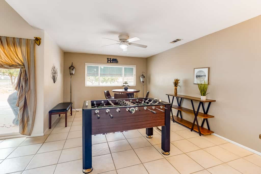 Golf course home w/ ping-pong & foosball - two miles from fairgrounds - dogs OK
