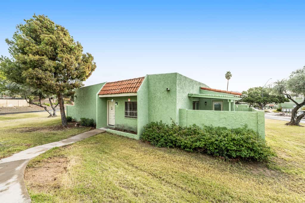 Dog-friendly townhouse with enclosed patio, outdoor pool, mtn views, W/D, AC