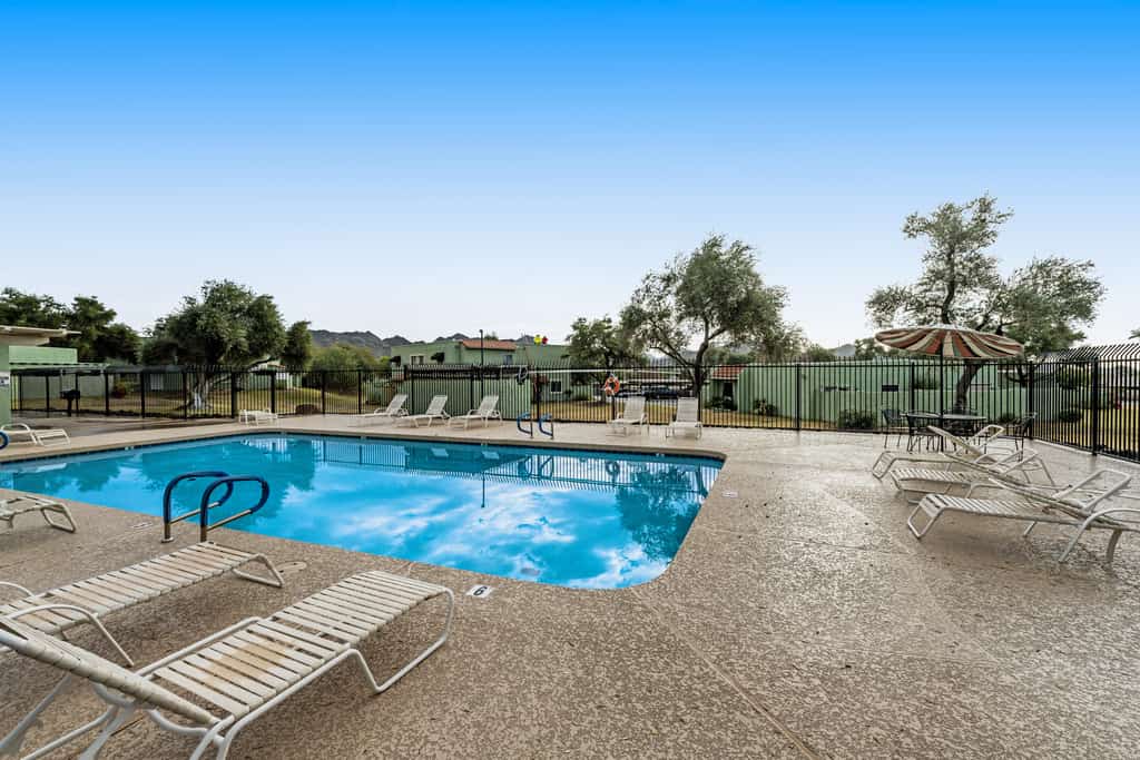 Dog-friendly townhouse with enclosed patio, outdoor pool, mtn views, W/D, AC