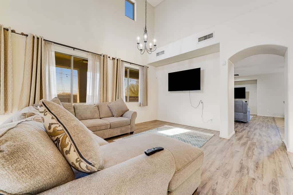 Mountain-view gem - 2 large living rooms, heated pool, enclosed yard, AC & W/D