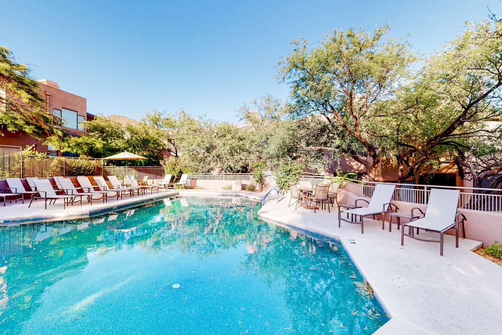 Beautiful condo with stunning views, pool, hot tub, balcony, W/D, AC