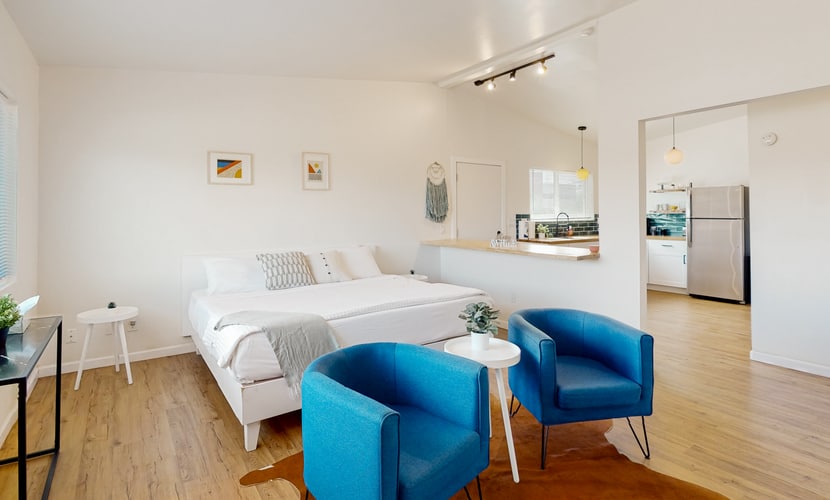 Inviting dog-friendly studio with full kitchen and central AC