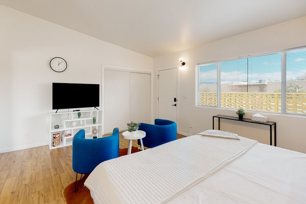 Inviting dog-friendly studio with full kitchen and central AC