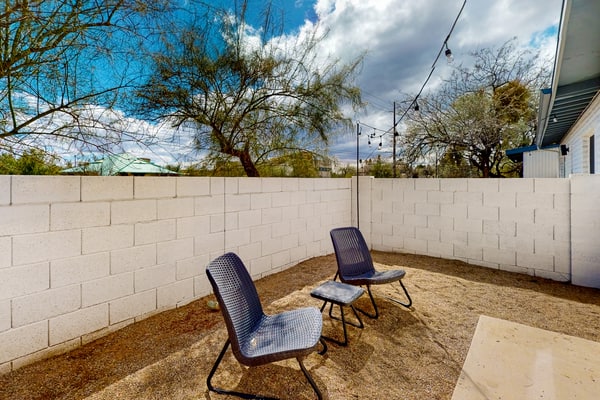 Inviting dog-friendly studio with full kitchen and central AC