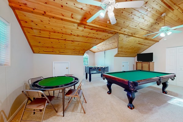 Scenic and spacious cabin with full kitchen, gas grill, board games, W/D, & AC