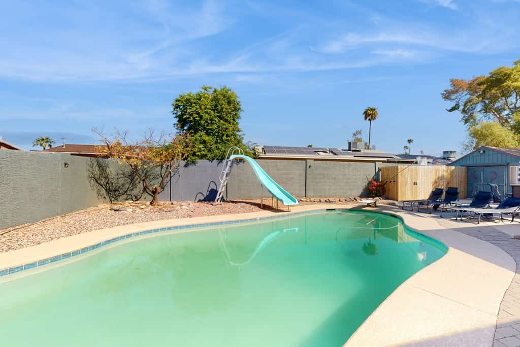 Sunny home with a pool, grill, washer/dryer, & AC - dog friendly