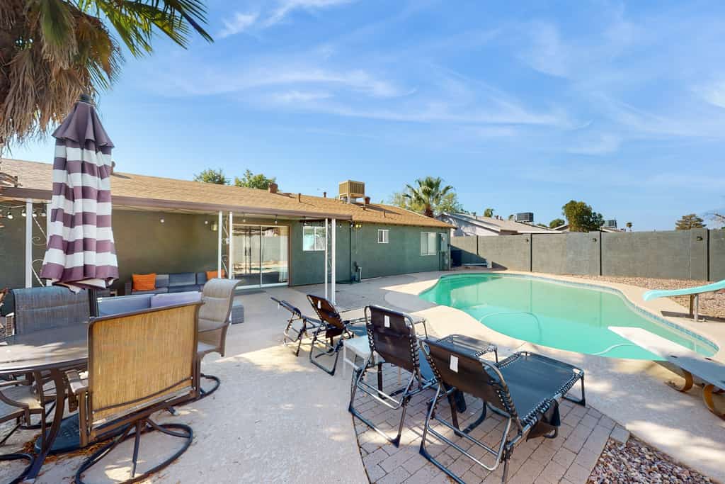 Sunny home with a pool, grill, washer/dryer, & AC - dog friendly