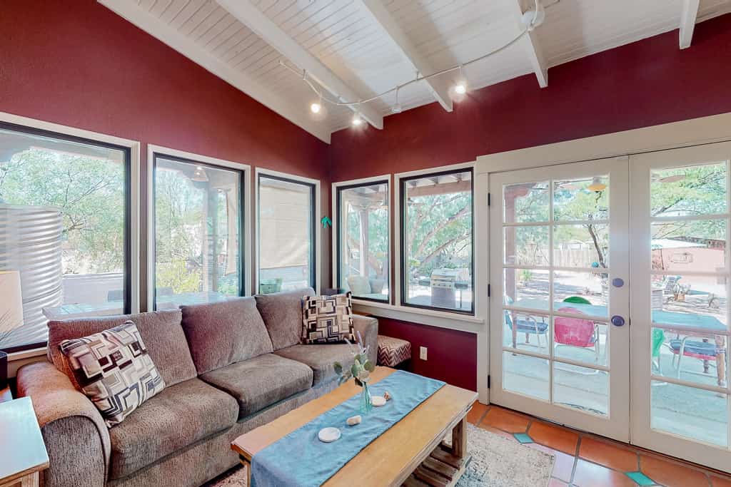 Charming dog-friendly home with enclosed yard, full kitchen, central AC, & W/D