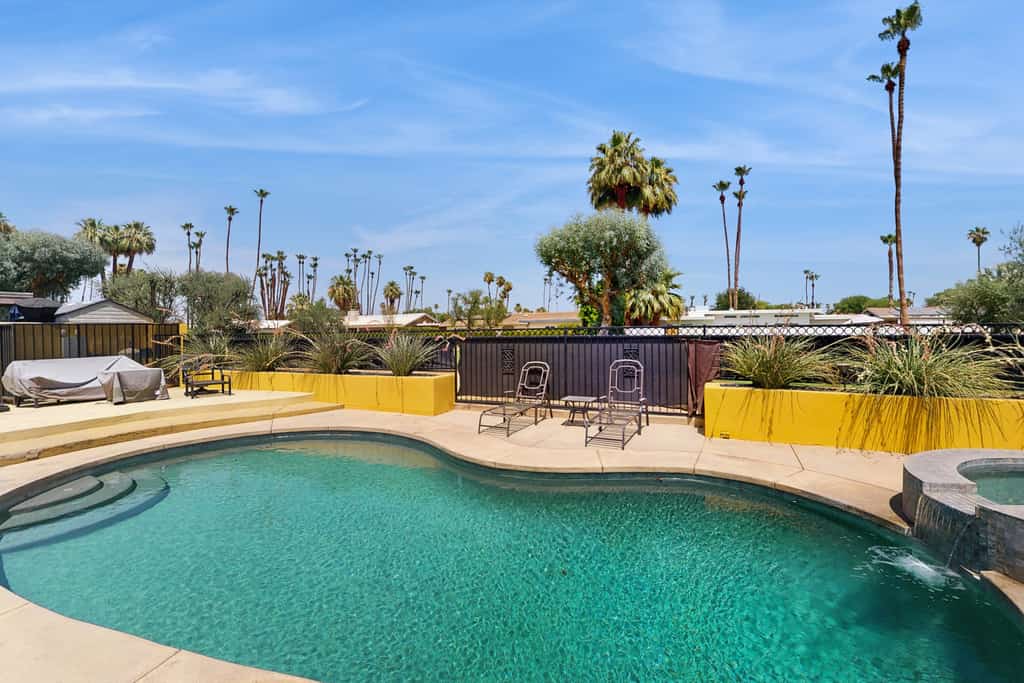 Contemporary house with pool, spa, firepit, gas grill, W/D, & central AC