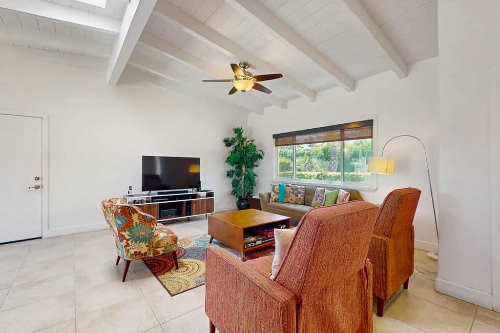 Contemporary house with pool, spa, firepit, gas grill, W/D, & central AC