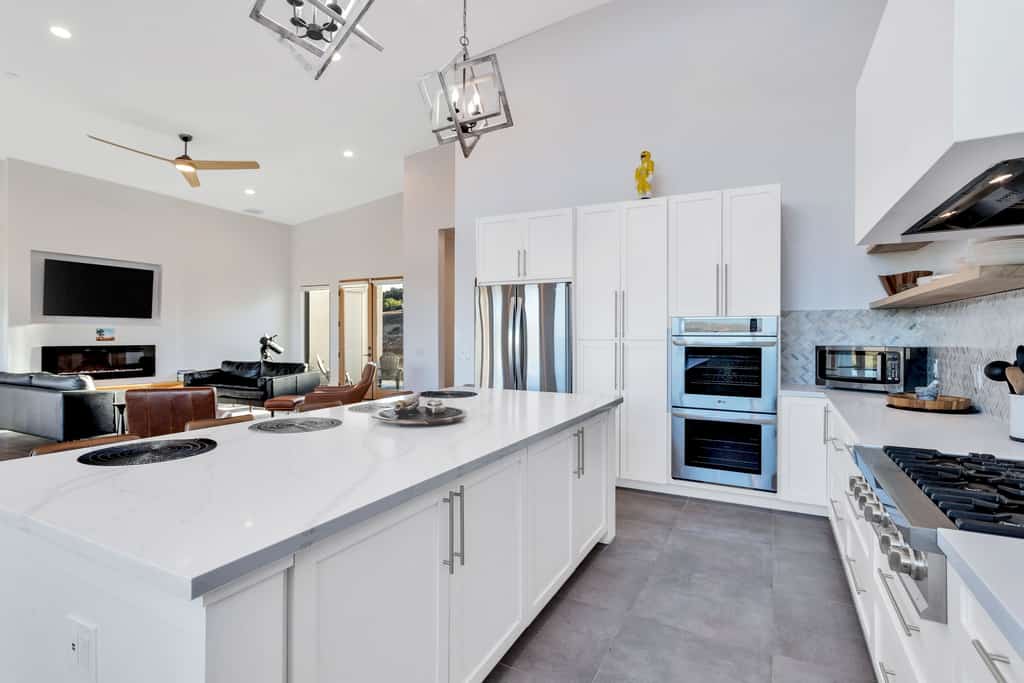 Spacious mountain view dog-friendly house with grill, fireplace, W/D, & kitchen