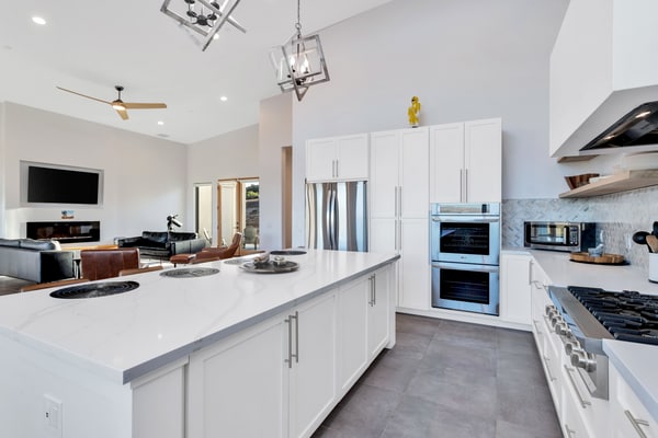Spacious mountain view dog-friendly house with grill, fireplace, W/D, & kitchen