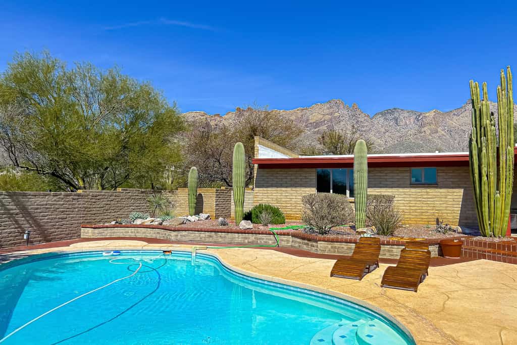Mountain view escape with an enclosed yard, pool, hot tub, grill, & AC - dogs ok