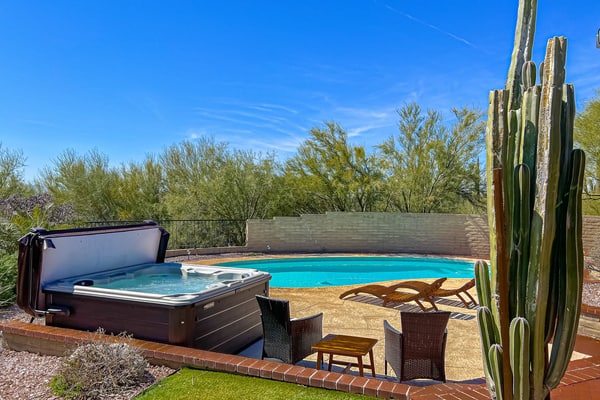 Mountain view escape with an enclosed yard, pool, hot tub, grill, & AC - dogs ok