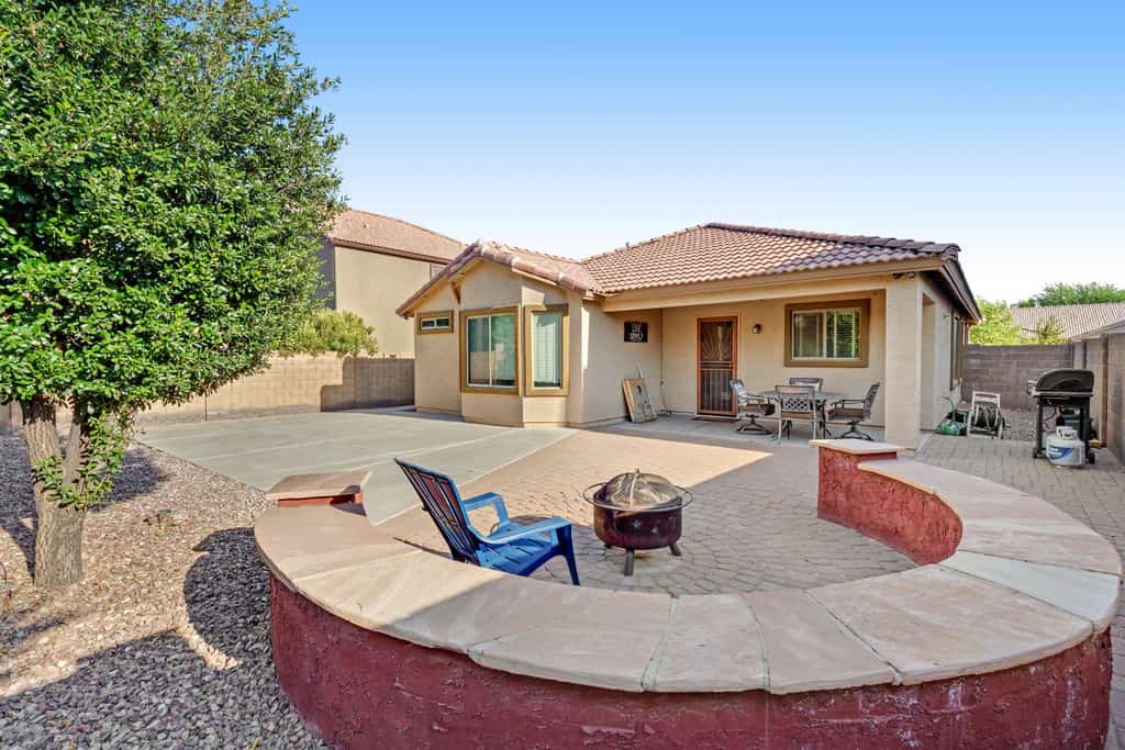 Desert oasis with an enclosed yard, firepit, washer/dryer, and central AC
