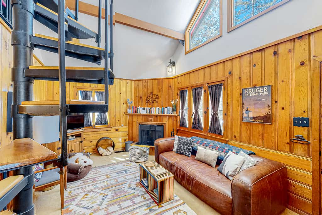 Dog-friendly quaint cabin with two-story deck, fireplace, W/D, & yoga studio