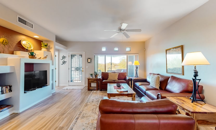 Colorful & art-filled condo with W/D, pool & hot tub