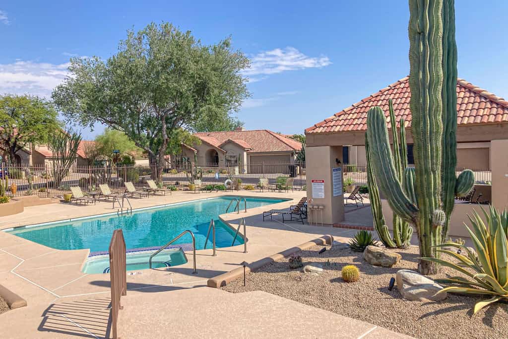 Step-free, dog-friendly home with pool, hot tub & grill