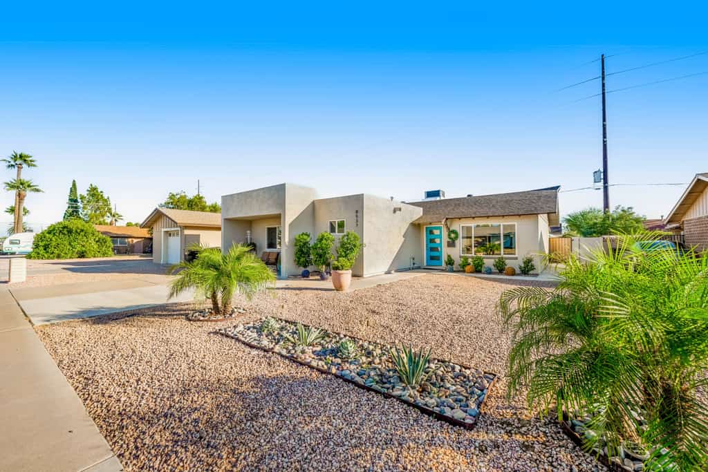 Enchanting home with private hot tub, putting green, yard & washer/dryer