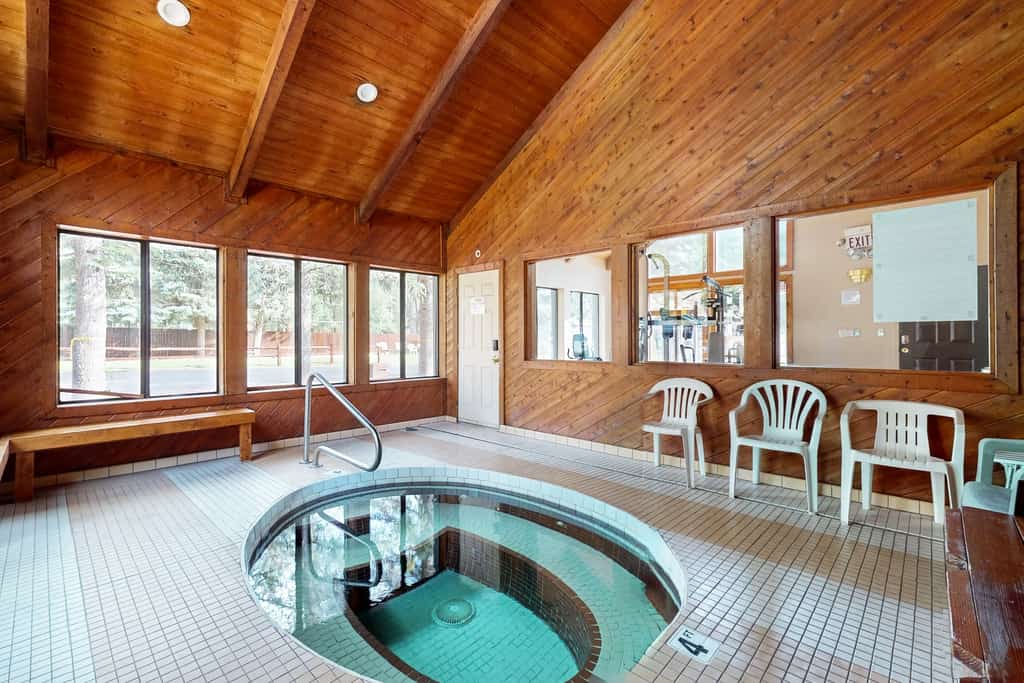 Peaceful condo with patio, pool/hot tub, gym, and fireplace