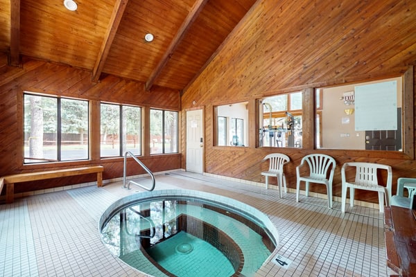 Peaceful condo with patio, pool/hot tub, gym, and fireplace
