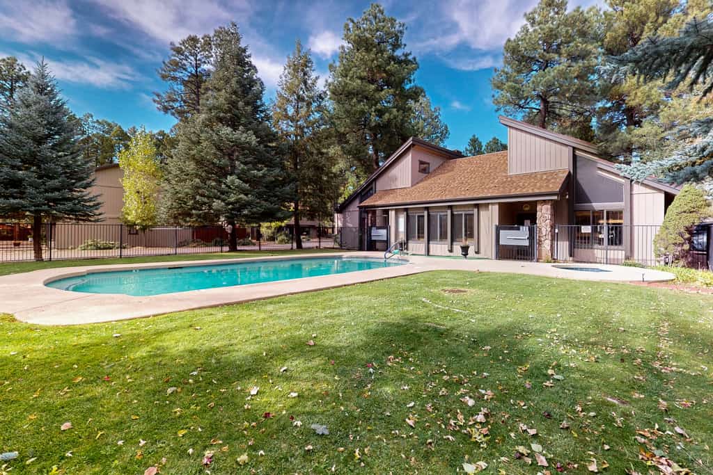 Peaceful condo with patio, pool/hot tub, gym, and fireplace