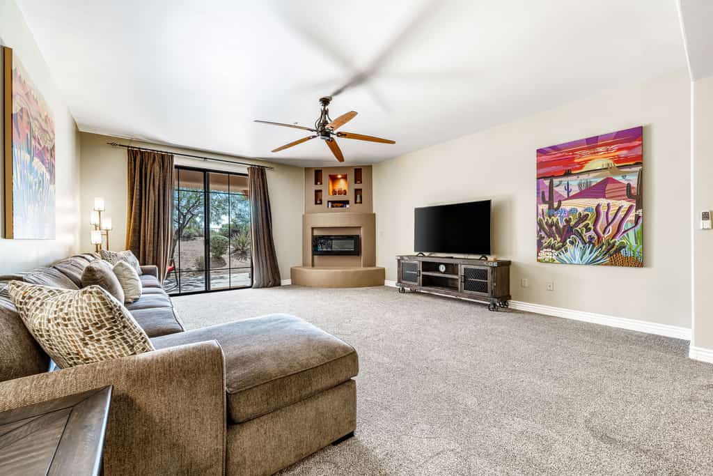 Lovely, Ground-Floor Townhouse with a Great Location, Patios, WiFi & Shared Pool