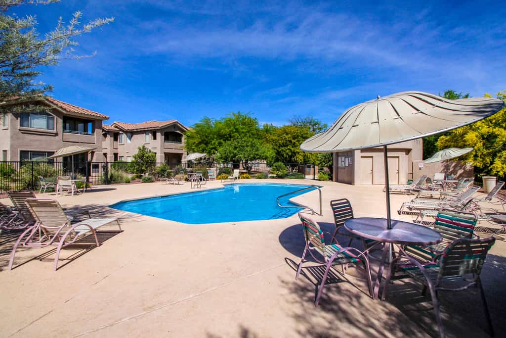Bright 2nd floor Condo w/ mountain & valley views, shared pool/hot tub/gym