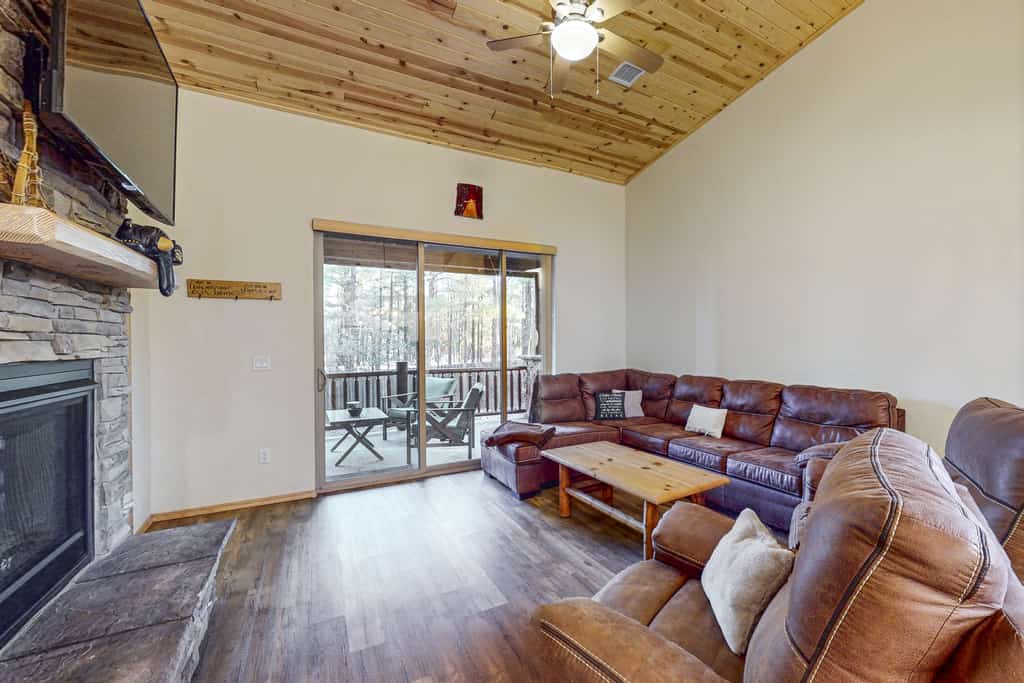 Mountain Views, Cozy Comfort, and Snowbird Bliss – Your Perfect Show Low Getaway