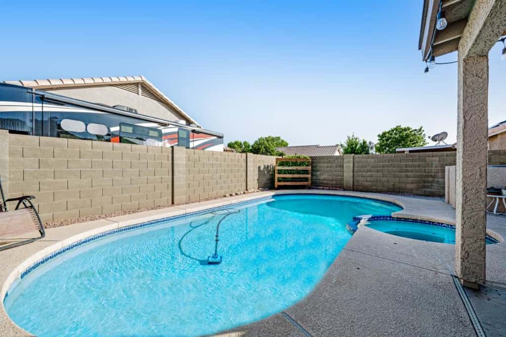 Pool & Putts