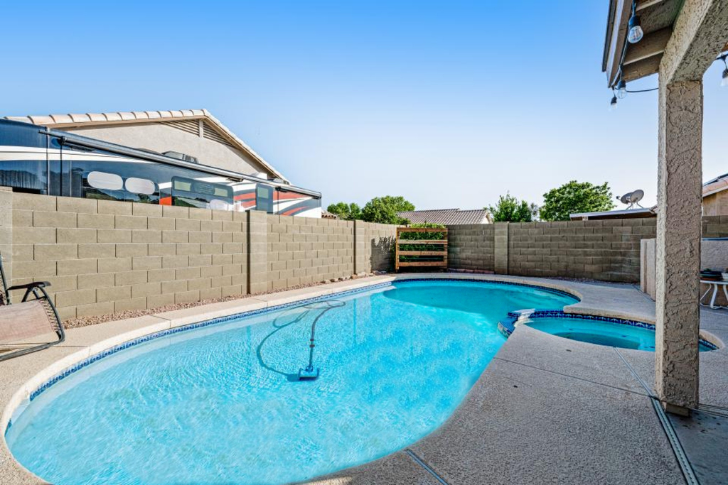Pool & Putts