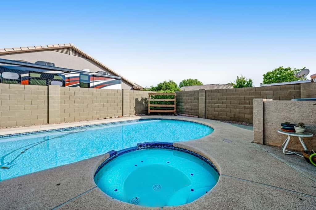Pool & Putts