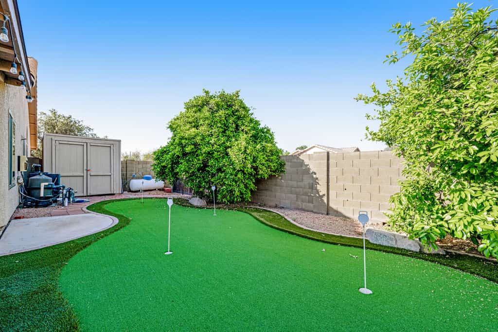 Lovely getaway with private pool, putting green & desk
