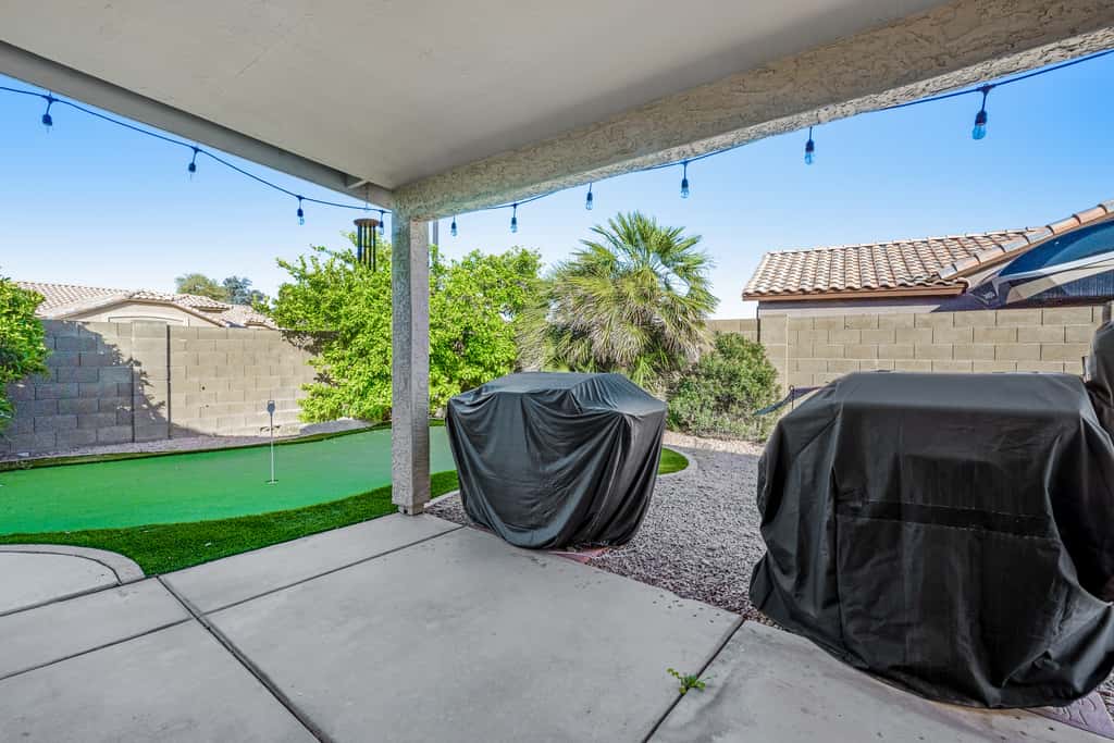 Pool & Putts