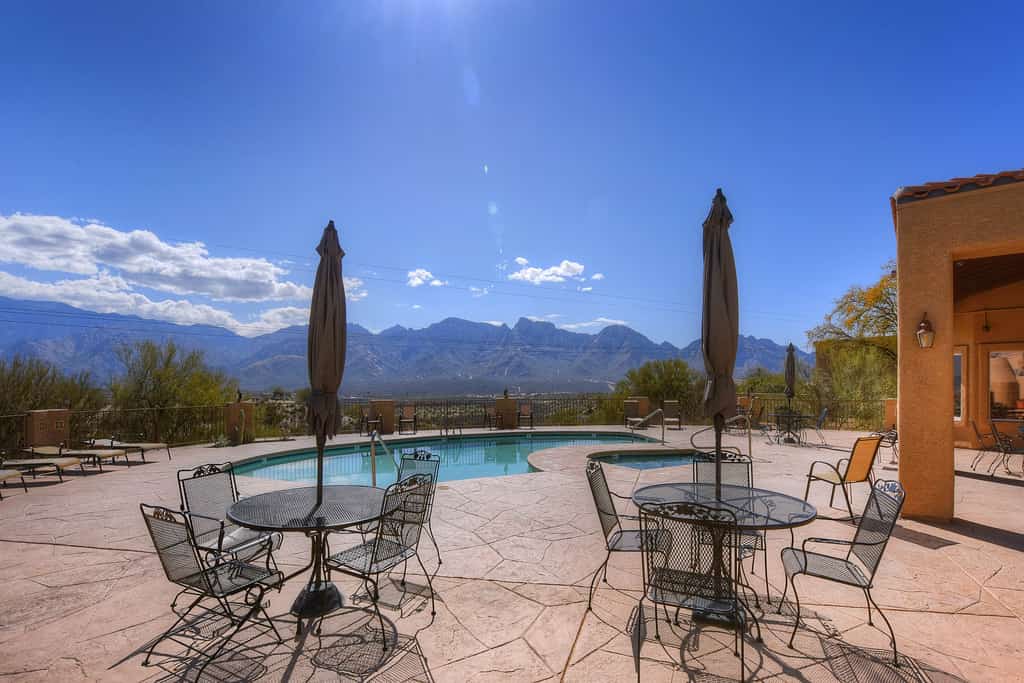 Comfortable getaway with hot tub, pool, private BBQ & full kitchen