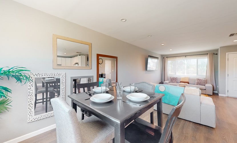 Well-equipped modern home with mountain views, washer/dryer, full kitchen, & AC