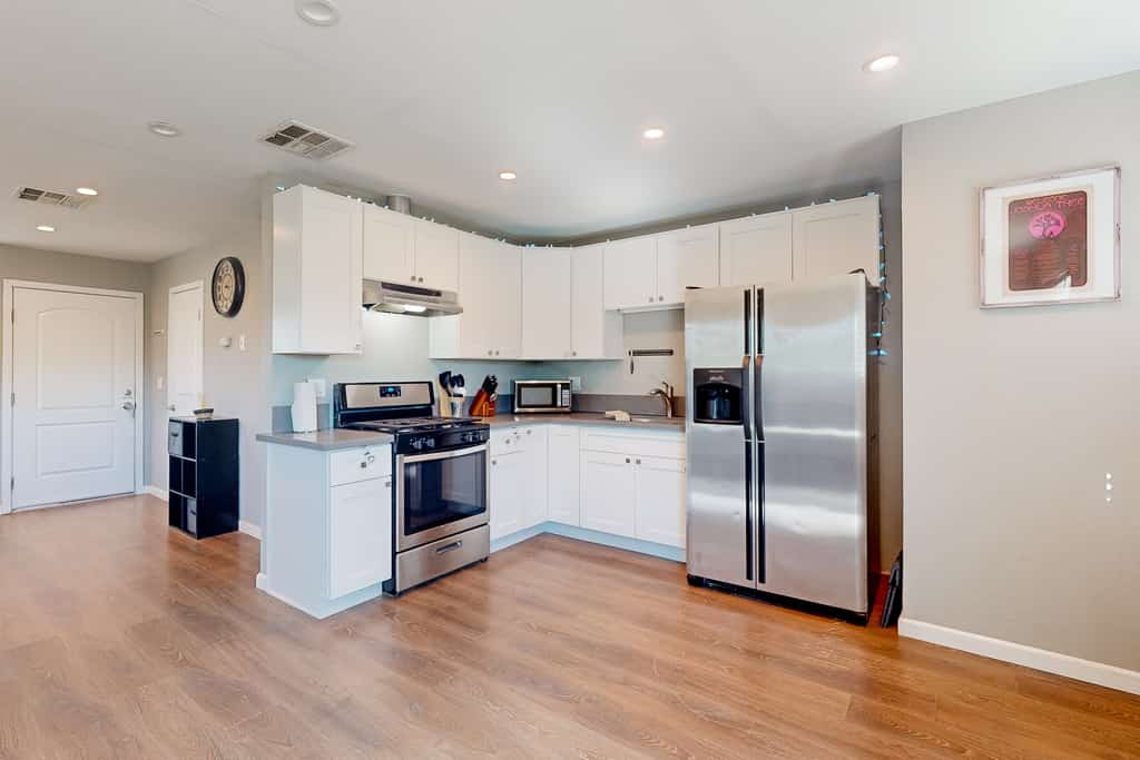 Well-equipped modern home with mountain views, washer/dryer, full kitchen, & AC